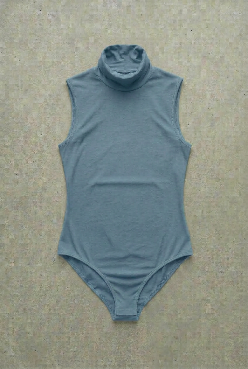 Ärmelloser Rollkragenbody – Entsättigtes Blau