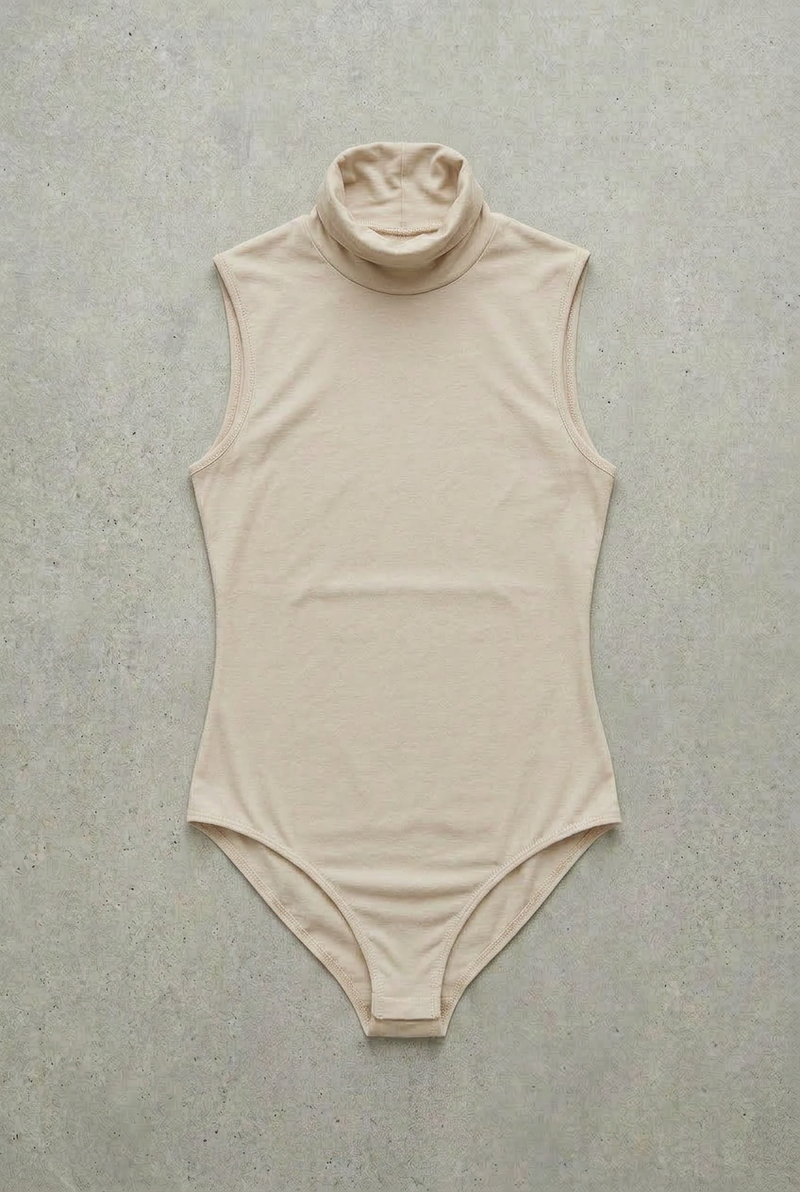 Ärmelloser Rollkragenbody – Puder