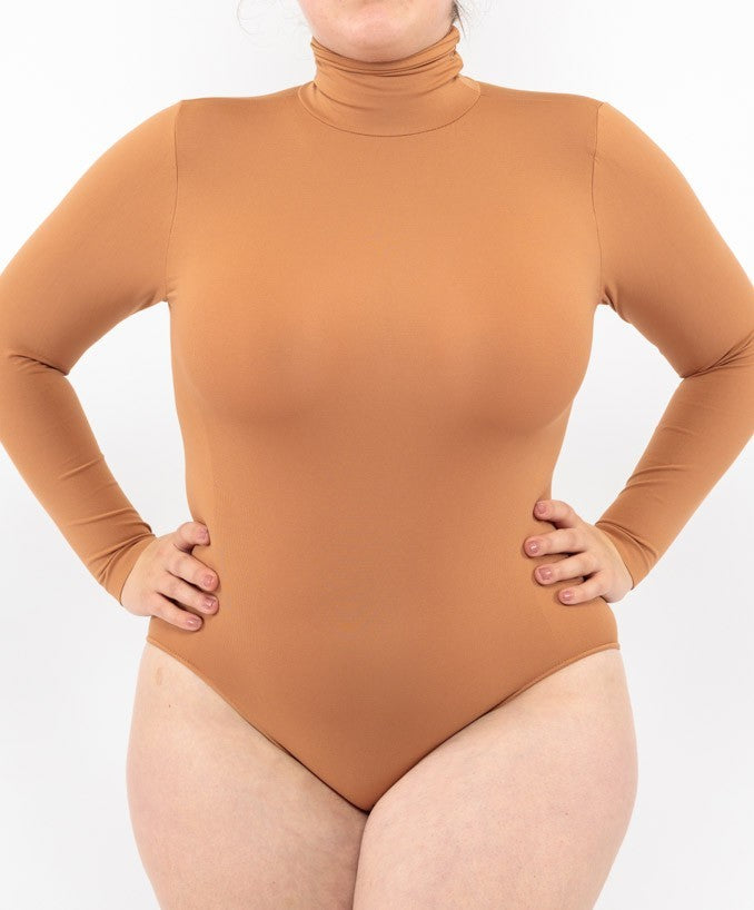 Body Curvy Manica Lunga Dolcevita Cammello Indossato Taglie Forti | Leela Lab