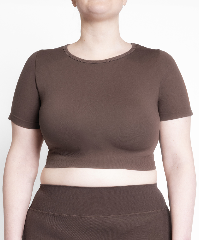 Dettaglio Crop Top Sportivo Chocolate Martini Curvy | Leela Lab
