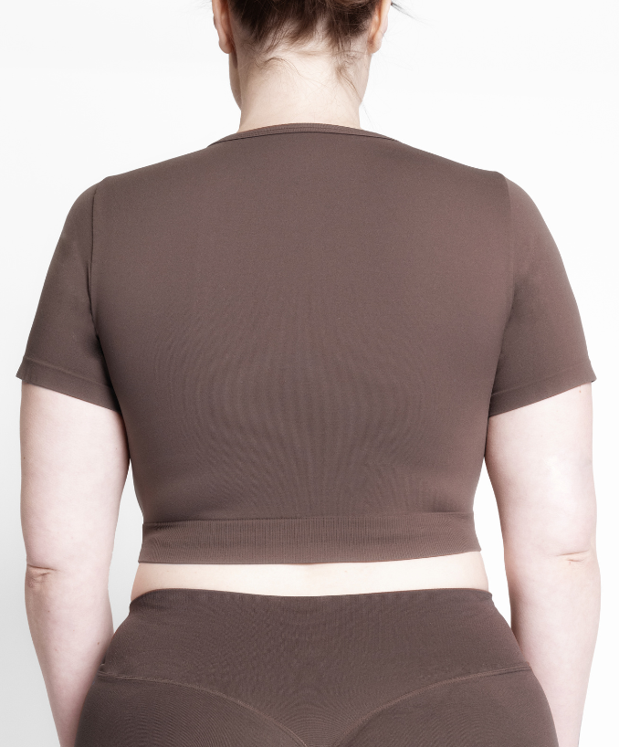 Dettaglio Crop Top Sportivo Chocolate Martini Curvy dietro | Leela Lab