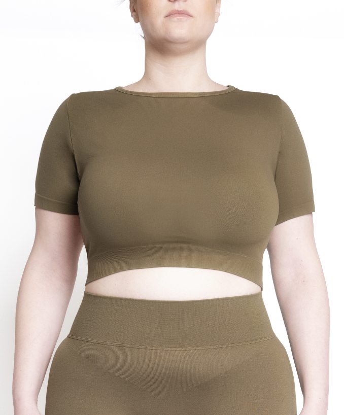 Dettaglio Crop Top Sportivo Military Olive Curvy | Leela Lab