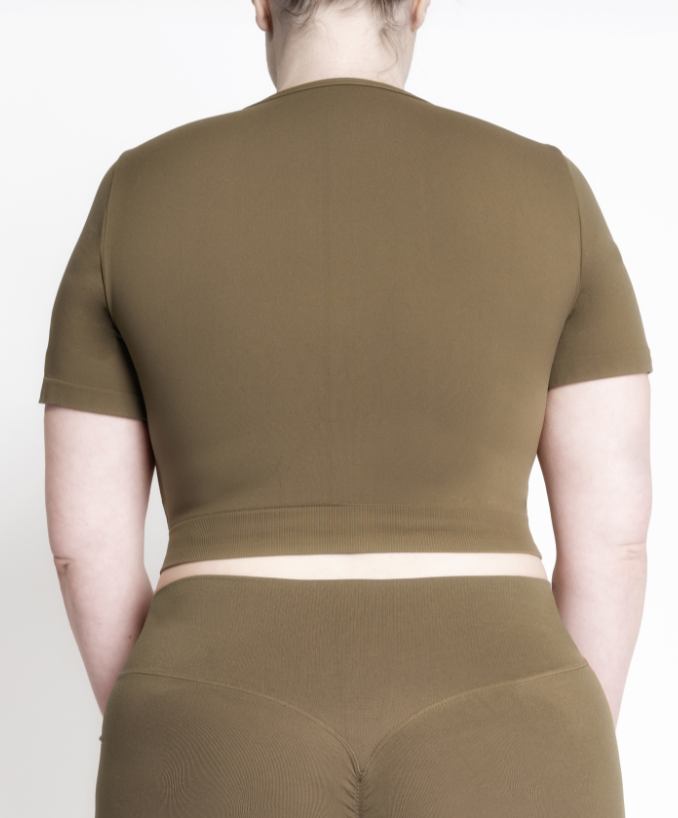 Dettaglio Crop Top Sportivo Military Olive Curvy dietro | Leela Lab