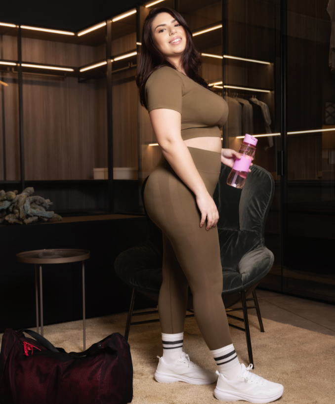 Dettaglio Crop Top Sportivo Military Olive Curvy outfit  | Leela Lab