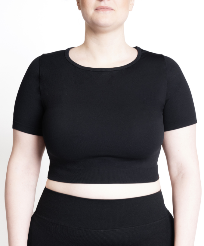 Dettaglio Crop Top Sportivo Nero Curvy | Leela Lab