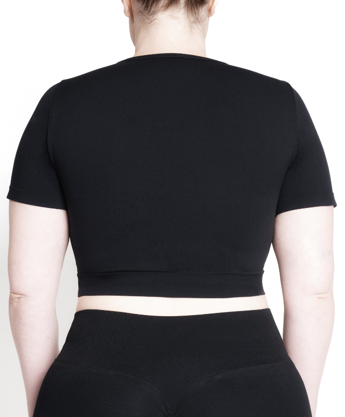 Dettaglio Crop Top Sportivo Nero Curvy Dietro | Leela Lab