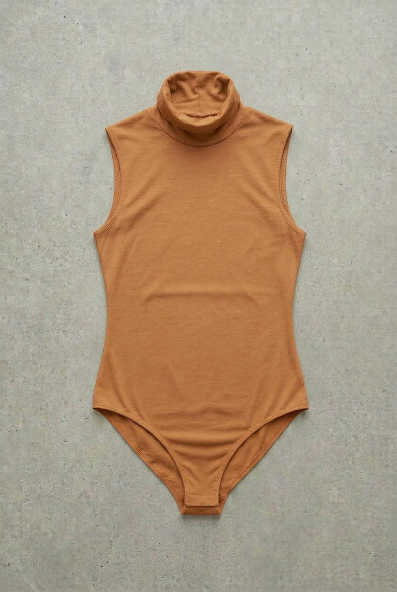 Ärmelloser Rollkragenbody – Kamel