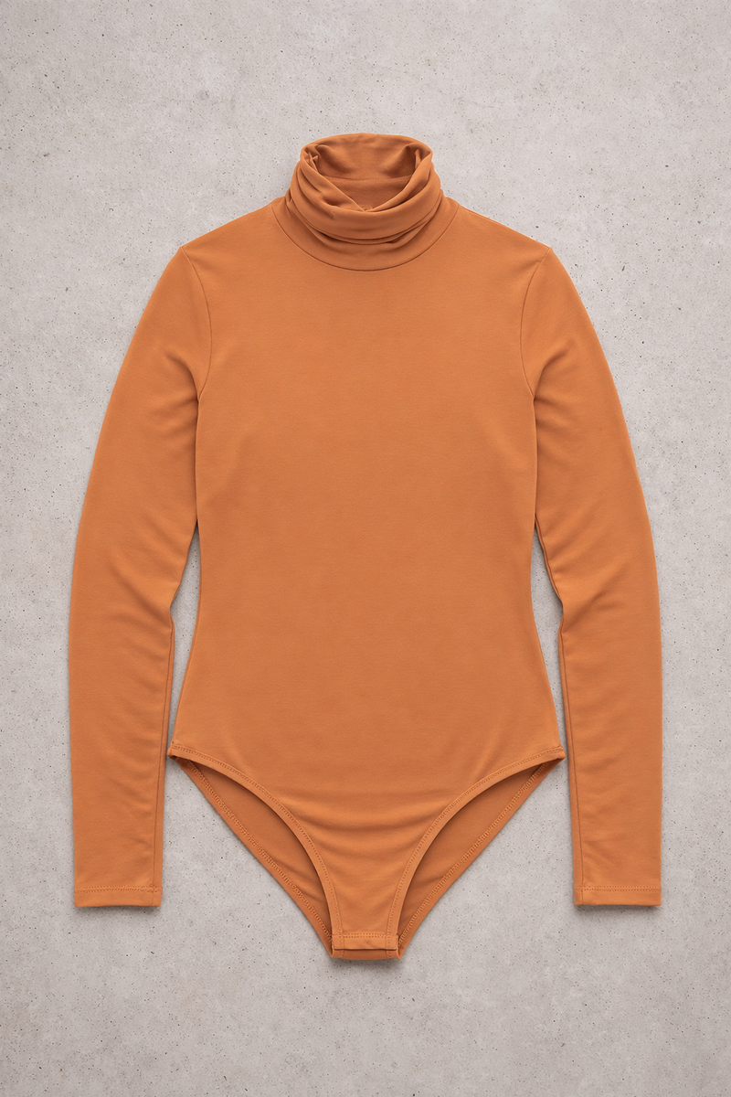 Langärmeliger Rollkragenbody – Kamel