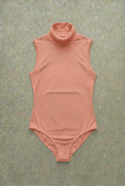 Ärmelloser Rollkragenbody – Koralle