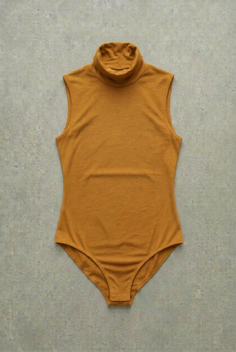 Ärmelloser Rollkragenbody – Ocker