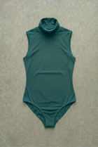 Body Dolcevita Senza Maniche Verde Petrolio Curvy per Taglie Forti | Leela Lab