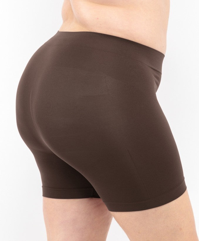 Dettaglio Shorts Vita Alta Caffè Curvy per Taglie Forti | Leela Lab
