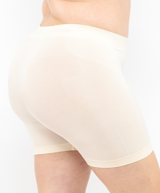 Dettaglio Shorts Vita Alta Cipria Curvy per Taglie Forti | Leela Lab