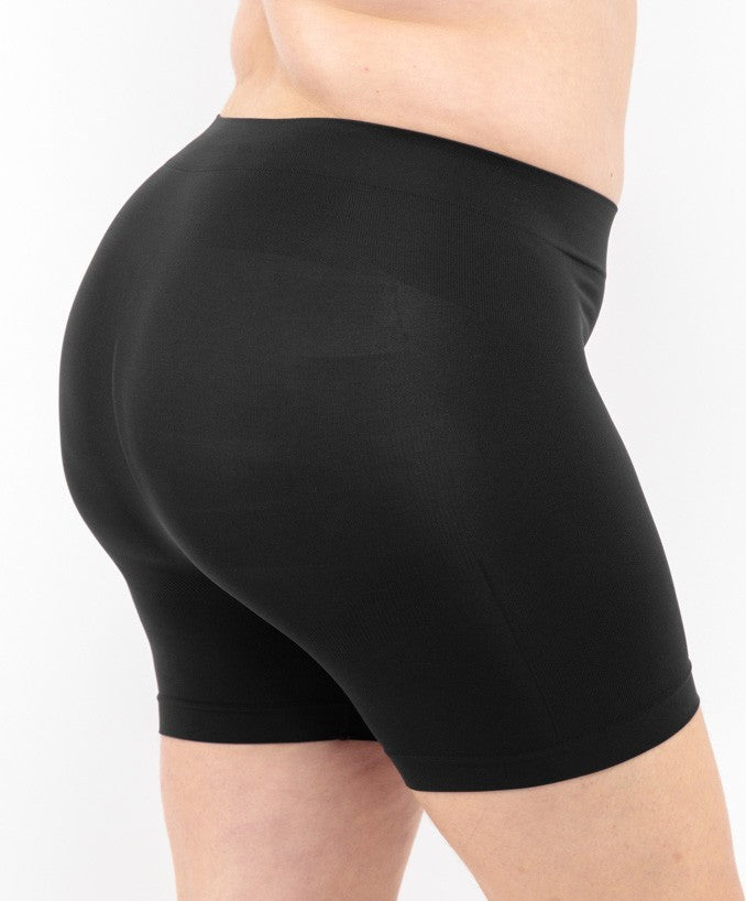Dettaglio Shorts Vita Alta Nero Curvy per Taglie Forti | Leela Lab