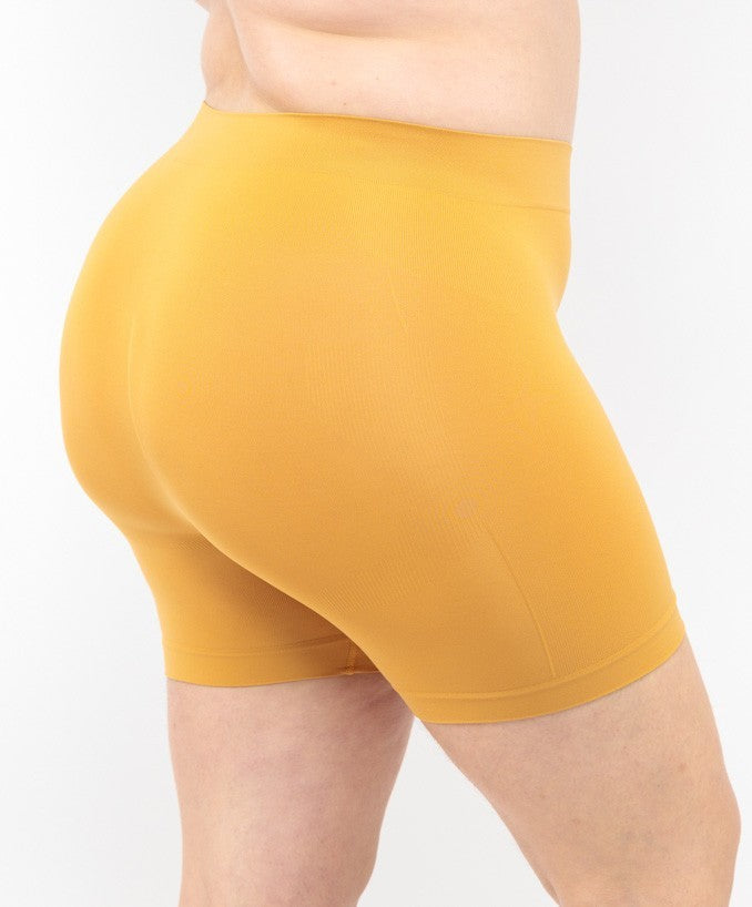 Dettaglio Shorts Vita Alta Ocra Curvy per Taglie Forti | Leela Lab